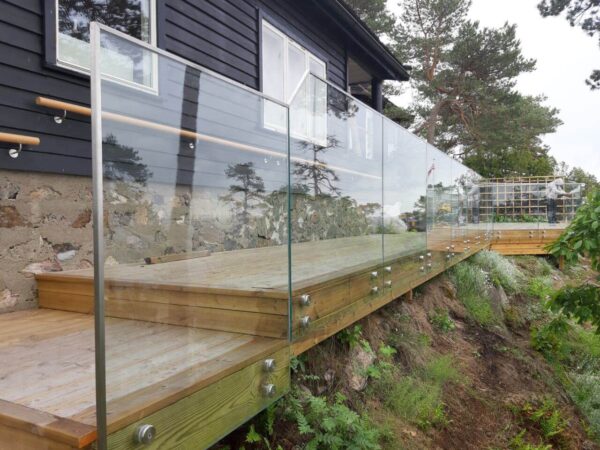 Frontmontert-glassrekkverk-bolter-3 Frontmontert-glassrekkverk-bolter-3