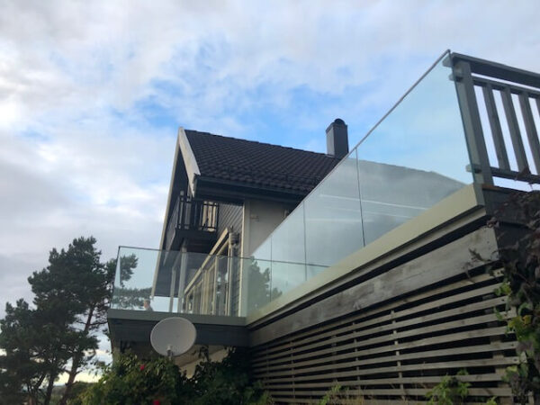frontmontert-uform-glassrekkverk-4 frontmontert-uform-glassrekkverk-4